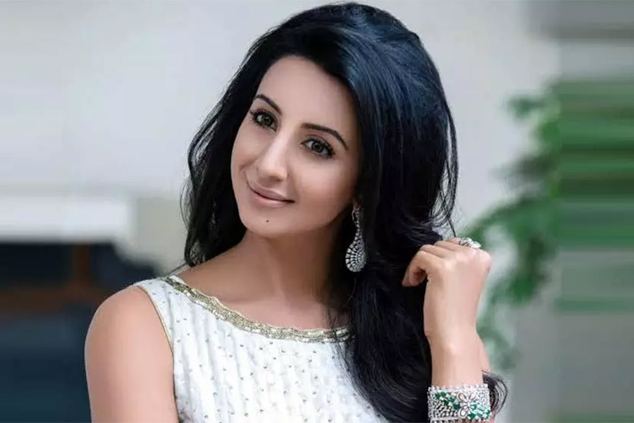  দক্ষিণী ছবিতে কাজ করেছেন সঞ্জনা। বিরাট ও সঞ্জনার ছবি সমাজমাধ্যমেও দেখা গিয়েছিল। তবে কেউই এই সম্পর্কের কথা স্বীকার করেননি। বিরাটের ‘শুধু বন্ধু’ বলেই দাবি করেছিলেন সঞ্জনা। তবে আইপিএল সে সময় শেষ হতেই তাঁদের সম্পর্কের গুঞ্জনেরও যবনিকা পতন ঘটেছিল। 