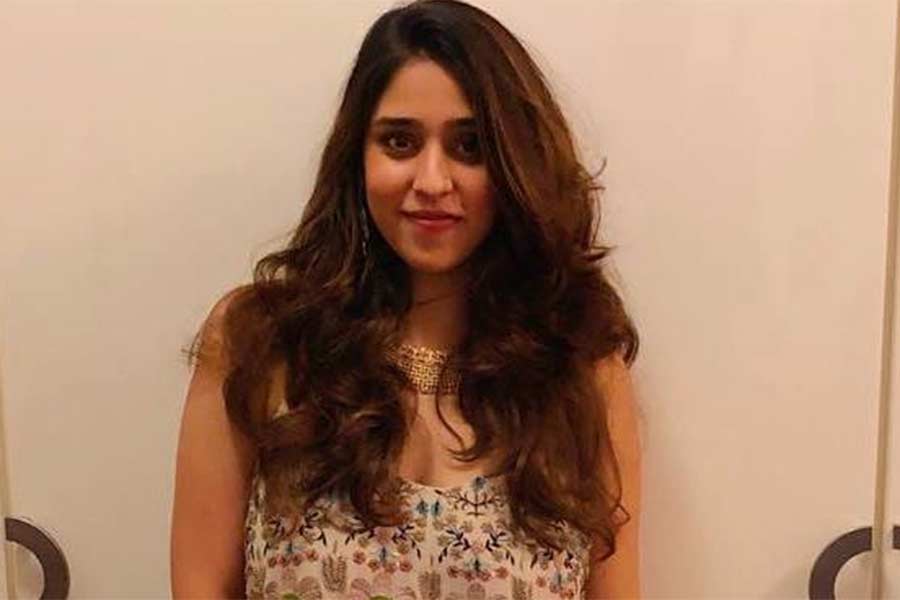  ইজ়াবেলের সঙ্গে সম্পর্কের মধ্যেই নাকি আরও এক তরুণীতে মজেছিলেন বিরাট। তাঁর নাম ঋতিকা সাচদেব। তিনি পেশায় ‘স্পোর্টস ট্যালেন্ট ম্যানেজার’। দ্য ইন্ডিয়ান এক্সপ্রেসের প্রতিবেদনে দাবি করা হয়েছিল, ২০১৩ সালে বিরাটের হয়ে কাজ করেছিলেন ঋতিকা। 