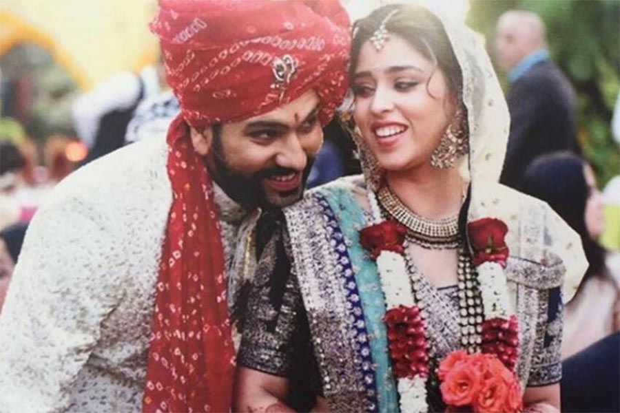 ২০১৫ সালে ক্রিকেটার রোহিত শর্মার সঙ্গে বিয়ে হয় ঋতিকার। কোহলি আর ঋতিকার মধ্যে বর্তমানে অবশ্য বন্ধুত্ব রয়েছে। 