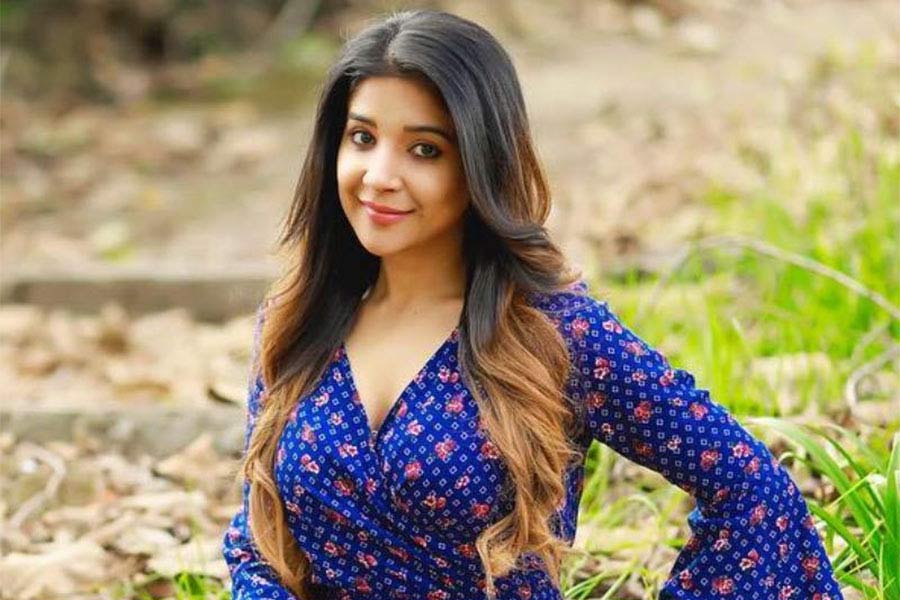 বাইশ গজে কেরিয়ার শুরুর সময় নাকি তামিল অভিনেত্রী সাক্ষী আগরওয়ালেরও প্রেমে পড়েছিলেন বিরাট। তবে সেই সম্পর্ক বেশি দূর এগোয়নি। 