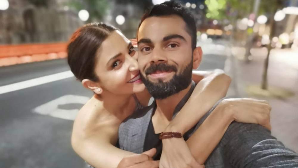 এত নারীর ভিড়েও আসল হিরে ঠিক বেছে নিয়েছেন বিরাট। বার বার প্রেমের সম্পর্ক তৈরি হলেও সারা জীবনের সঙ্গী হিসাবে বলিউডের প্রথম সারির অভিনেত্রী অনুষ্কা শর্মাকেই বেছে নিয়েছেন কোহলি। 