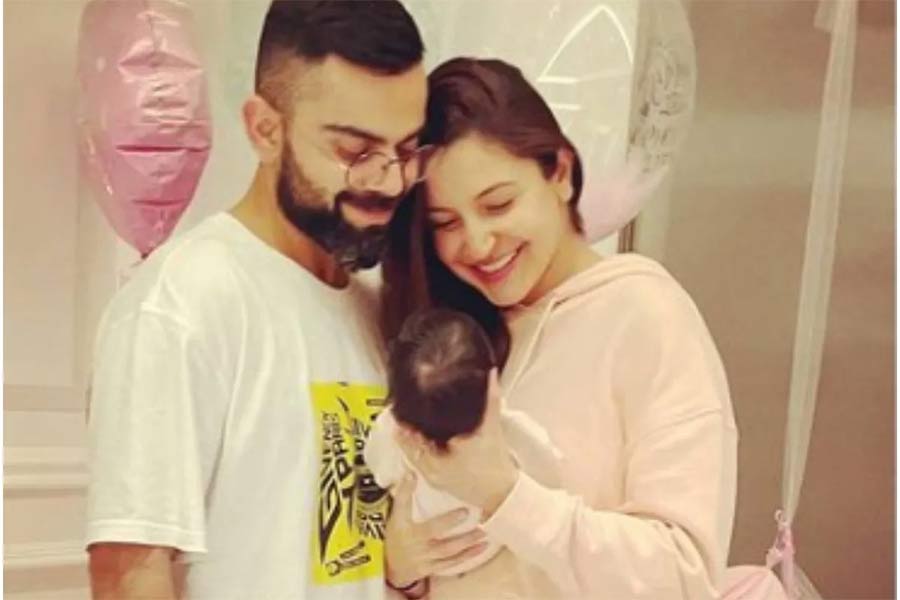 ২০১৭ সালের ১১ ডিসেম্বর ইটালিতে গাঁটছড়া বাঁধেন বিরাট-অনুষ্কা। তাঁদের বিয়ের ছবিতে এখনও মজে থাকেন ভক্তরা। ২০২২ সালের জানুয়ারি মাসে তাঁদের ঘর আলো করে এসেছেন কন্যা ভামিকা। আপাতত স্ত্রী-মেয়েকে নিয়ে বিরাট রাজার সংসার ভরপুর।