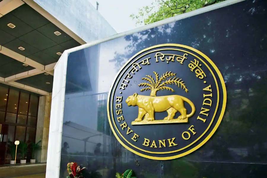 রিজ়ার্ভ ব্যাঙ্কের মতো তার প্রতীকচিহ্নটিও দেশের সনাতন ঐতিহ্যের বার্তাবহ। গোলাকার চাকতির উপর একটি বাঘ এবং তার ঠিক পিছন দিক দিয়ে মাথা তুলে দাঁড়ানো এক ফালি তালগাছ। আরবিআইকে চেনাতে এই প্রতীকই যথেষ্ট।