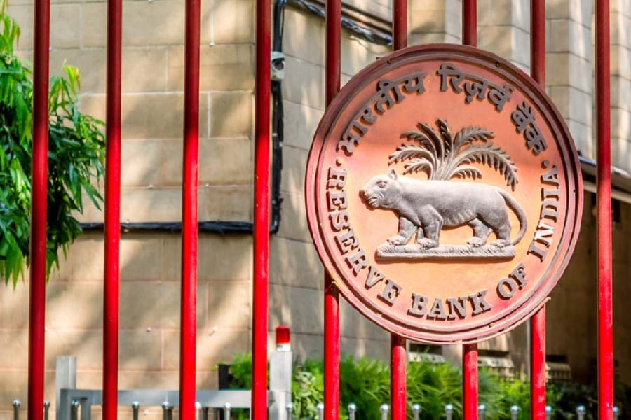 ১৮৩৫ থেকে ১৯১৮ সাল পর্যন্ত ভারতে ব্রিটিশ ইস্ট ইন্ডিয়া কোম্পানির জোড়া মোহর (ডবল্ মোহর) প্রচলিত ছিল। অনেক ভাবনাচিন্তার পর এই মোহরটিই রিজার্ভ ব্যাঙ্কের প্রতীক হিসাবে উপযুক্ত বিবেচিত হয়।