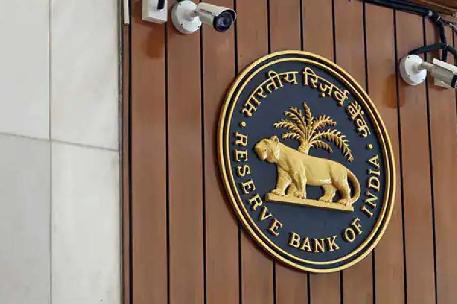 ইস্ট ইন্ডিয়া কোম্পানির জোড়া মোহরের মূল্য ছিল ৩০ টাকার সমান। সোনালি সেই মোহরে একটি সিংহ এবং একটি তালগাছের ছবি খোদাই করা ছিল। রিজার্ভ ব্যাঙ্কের জন্য এই ছবিতে সামান্য পরিবর্তন করা হয়।