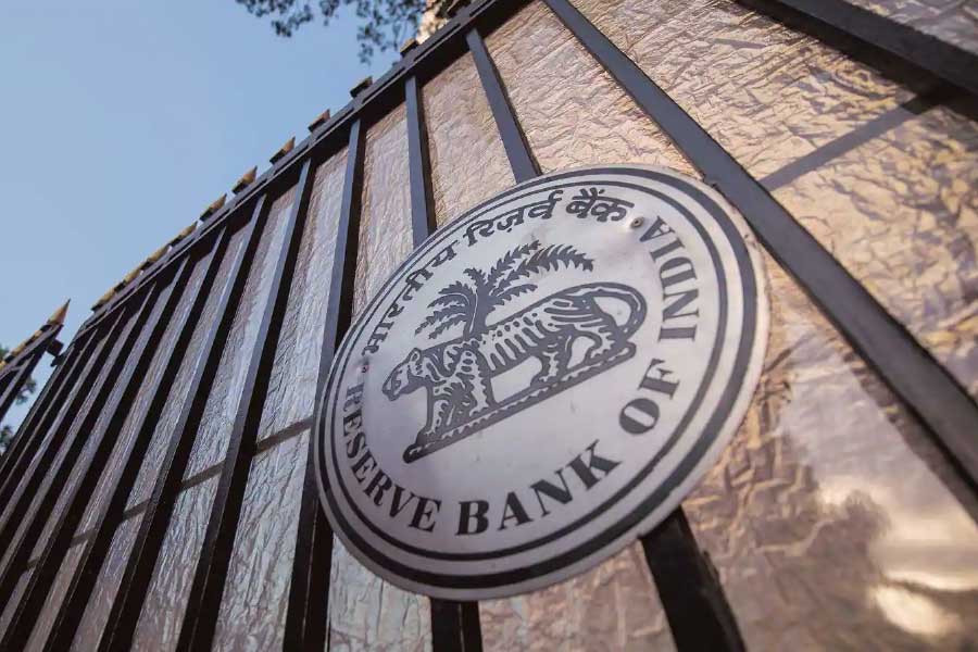 গোলাকার চাকতির উপর বাঘ এবং তালগাছের চারদিকে গোল করে লেখা থাকে ‘রিজার্ভ ব্যাঙ্ক অফ ইন্ডিয়া’। ইংরেজি এবং দেবনাগরী, দুই হরফেই ব্যাঙ্কের নাম লেখা থাকে প্রতীকের উপর।