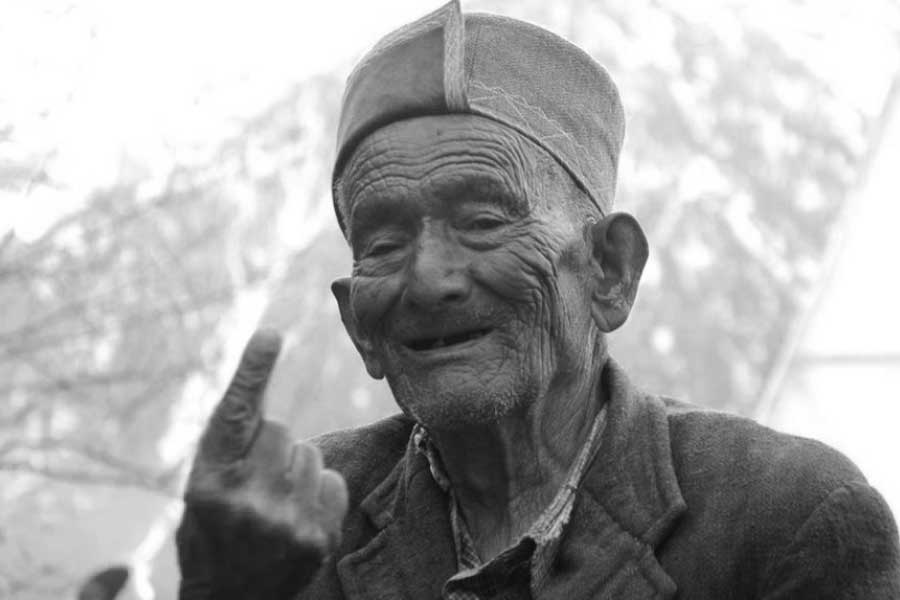 স্বাধীন ভারতের প্রথম ভোটার শ্যামশরণ নেগি প্রয়াত। শনিবার ভোররাতে হিমাচল প্রদেশের কিন্নাউরে শেষ নিশ্বাস ত্যাগ করেন তিনি। মৃত্যুকালে বয়স হয়েছিল ১০৬ বছর।