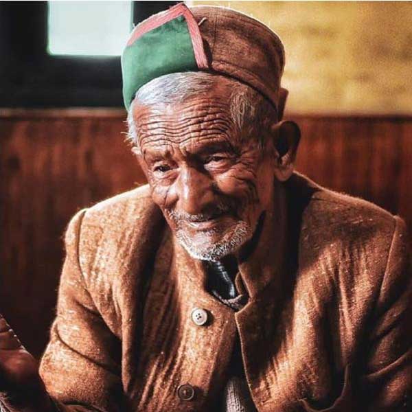 বুধবার হিমাচল প্রদেশের বিধানসভা নির্বাচনে পোস্টাল ব্যালটের মাধ্যমে ভোট দিয়েছিলেন নেগি। তার পরেই শনিবার তাঁর মৃত্যু হল।