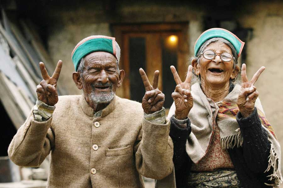 ১৯১৭ সালের ১ জুলাই হিমাচল প্রদেশে নেগির জন্ম হয়। কল্পা গ্রামে স্কুল শিক্ষক হিসাবে জীবনের দীর্ঘ সময় কাটিয়েছেন তিনি। 