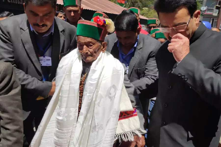 দেশের অধিকাংশ এলাকায় ভোট হয়েছিল ১৯৫২ সালের ফেব্রুয়ারি মাসে। তবে হিমাচল প্রদেশে ফেব্রুয়ারি মাসের আবহাওয়া ভোটের পক্ষে অনুকূল ছিল না। তাই সেখানে ৫ মাস আগেই নির্বাচনের আয়োজন করা হয়েছিল। তখন প্রথম ভোট দিয়েছিলেন নেগি।