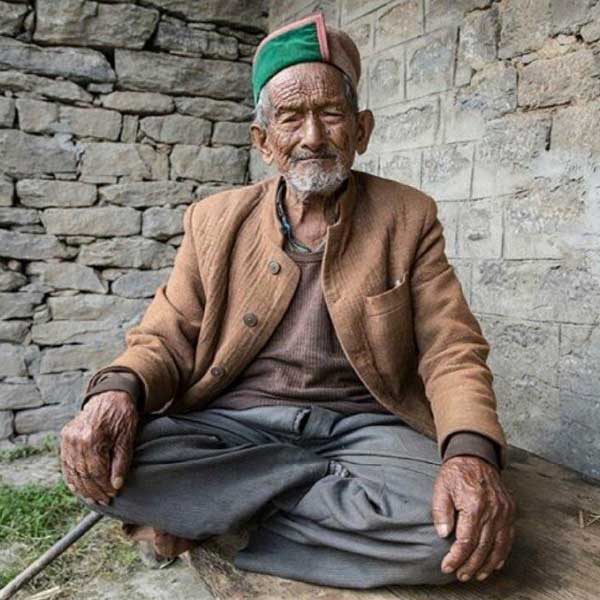 হিমাচলের ১৪টি বিধানসভা ভোটেই গণতান্ত্রিক অধিকার প্রয়োগের রেকর্ড গড়েছেন কল্পা গ্রামের এই বৃদ্ধ। তাঁর জীবনীশক্তি, ভোটাধিকার প্রয়োগের প্রতি তাঁর আগ্রহকে কুর্নিশ জানান অনেকেই।