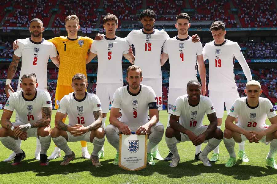 ২০ নভেম্বর কাতারে শুরু হবে বিশ্বকাপ ফুটবল। সেখানে যাবেন ইংলিশ ফুটবলারদের স্ত্রী ও প্রেমিকারাও। তবে সঙ্গিনীদের সঙ্গে এক ছাদের তলায় থাকতে পারবেন না ফুটবলাররা। 