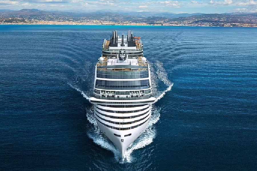 ইংল্যান্ডের ফুটবলারদের স্ত্রী ও প্রেমিকারা যাতে কখনও মনে অনুভব করেন যে তাঁরা প্রমোদতরীতে রয়েছেন, সে জন্য বিলাসবহুল ব্যবস্থায় কোনও খামতি রাখা হয়নি। সেলুন, বুটিক, রেস্তরাঁ, পানশালা  থাকছে সেখানে।