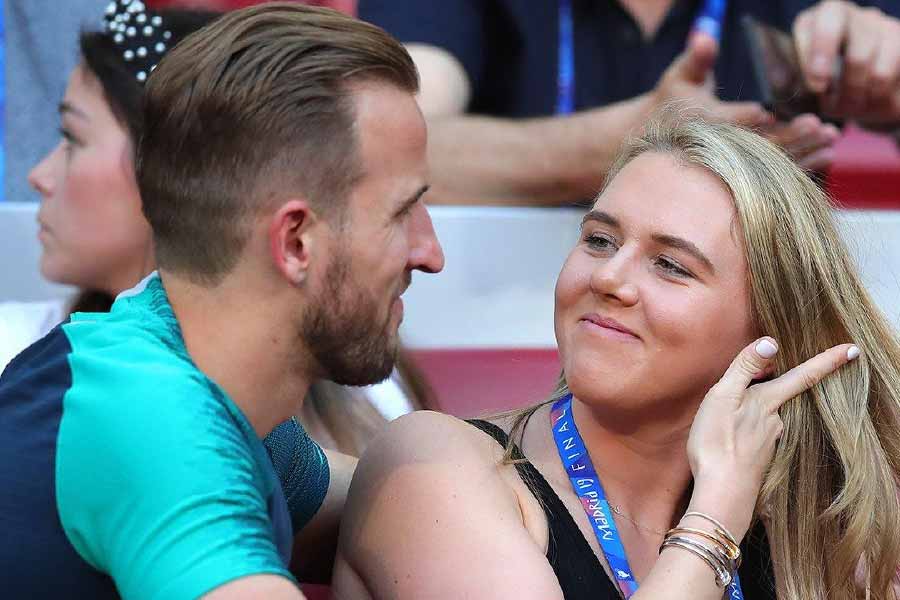 তবে ওই প্রমোদতরীতে যেতে পারবেন না ফুটবলাররা। অর্থাৎ বিশ্বকাপ চলাকালীন স্ত্রী ও প্রেমিকাদের সঙ্গে থাকতে পারবেন না তাঁরা। প্রসঙ্গত, বিশ্বকাপে ফুটবলারদের স্ত্রী ও প্রেমিকাদের নিয়ে বিগত  বছরগুলিতে হরেক চর্চা হয়েছে। ফুটবল খেলার থেকেও ফুটবলারদের স্ত্রী ও প্রেমিকাদের নিয়েই অনেক ক্ষেত্রে বেশি আলোকপাত করা হয়। আর এ ধরনের ঘটনা এড়াতে নাকি এমন সিদ্ধান্ত নেওয়া হয়েছে।