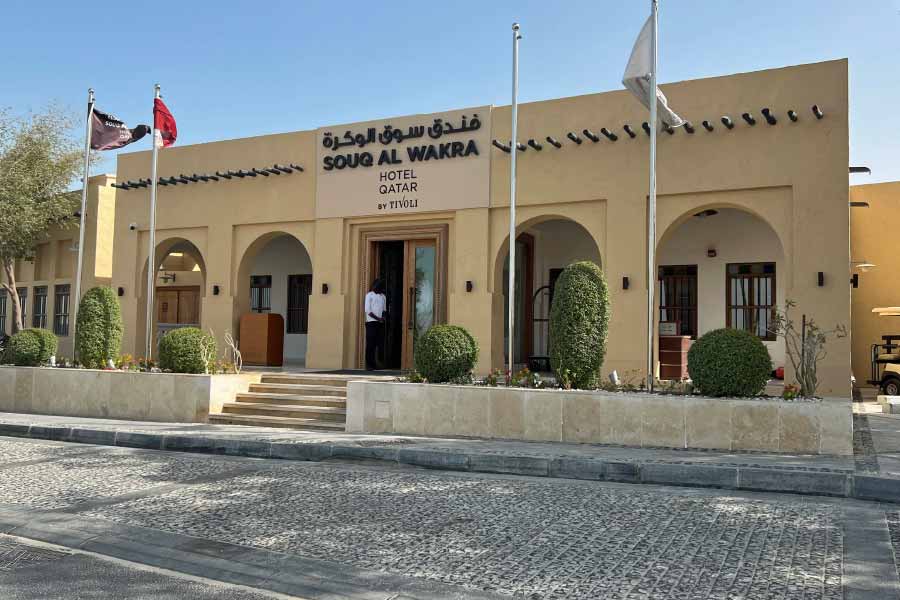 ইংল্যান্ডে ফুটবলাররা থাকবেন দোহার কাছে ‘সুক আল ওয়াকরা’ হোটেলে। সেখানে থাকবেন দলের কোচ, কর্মীরাও। তাঁদের জন্য ওই হোটেলে সব রকম ব্যবস্থা রাখা হয়েছে।