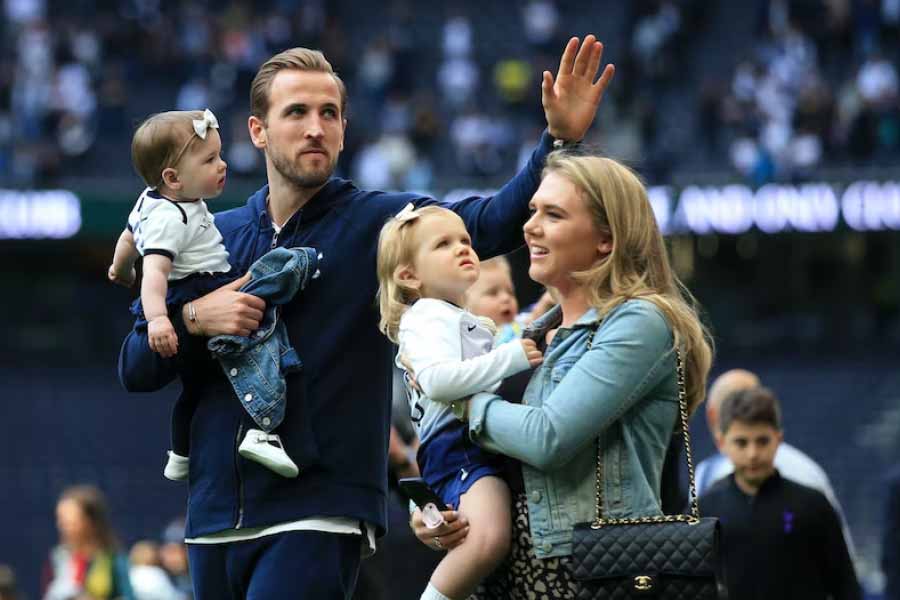  সংবাদ সংস্থা সূত্রে খবর, কাতারে থাকার বন্দোবস্ত খতিয়ে দেখতে নাকি ইতিমধ্যেই সেখানে ঢুঁ মেরেছেন ইংল্যান্ডের ফুটবলার হ্যারি কেনের স্ত্রী কেটি গুডল্যান্ড। ‘বনানা আইল্যান্ড রিসর্টে’ গিয়েছিলেন তিনি। 