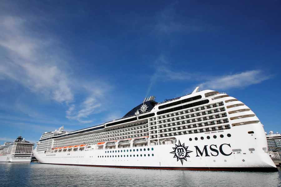 স্থানীয় সূত্রে জানা গিয়েছে, কাতারের রাজধানী দোহায় নোঙর করা থাকবে ওই প্রমোদতরী। ইংল্যান্ডের অধিকাংশ ফুটবলারদের স্ত্রী ও প্রেমিকাই সেখানে থাকবেন। 