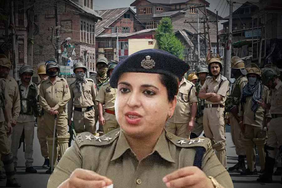 ইচ্ছাশক্তি আর অদম্য জেদ থাকলে যতই ঝড়ঝাপটা আসুক না কেন লক্ষ্যে পৌঁছনো কেউ রুখতে পারবে না। অশান্ত পরিবেশ থেকে উঠে আসা এক মহিলা কী ভাবে আইপিএস হয়ে উঠলেন, তার জ্বলন্ত দৃষ্টান্ত রুবেদা সালাম।