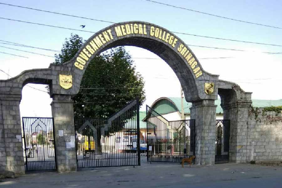 আইপিএস হওয়ার আগে রুবেদা শ্রীনগর মেডিক্যাল কলেজ থেকে ডাক্তারি পাশ করেন। কিন্তু ডাক্তারি তাঁর লক্ষ্য ছিল না। ফলে ডাক্তারির পাশাপাশি ইউপিএসসির প্রস্তুতি নেওয়া শুরু করেন।