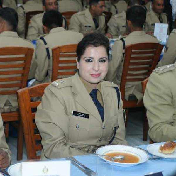 ২০১৩ সালে প্রথম ইউপিএসসি পরীক্ষায় বসেন। শুধু তাই নয়, জম্মু-কাশ্মীরের প্রথম মহিলা হিসাবে ইউপিএসসি পাশও করেন রুবেদা। তিনিই জম্মু-কাশ্মীরের প্রথম মহিলা আইপিএস আধিকারিক।