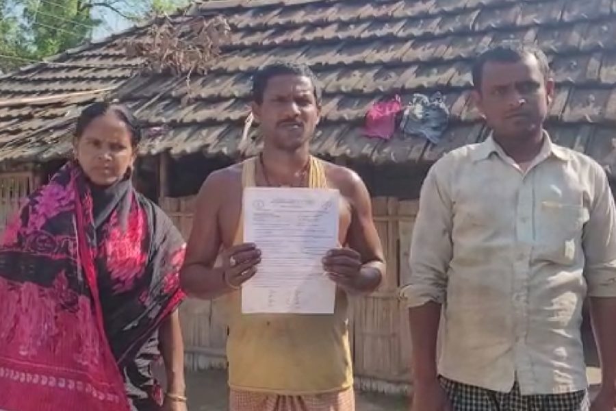 A TMC worker filed a complaint accusing a party leader of cheating in Malda dgtld