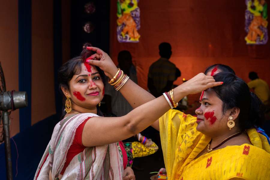 মনোযোগ বাড়াতেও সাহায্য করে সিঁদুর। 