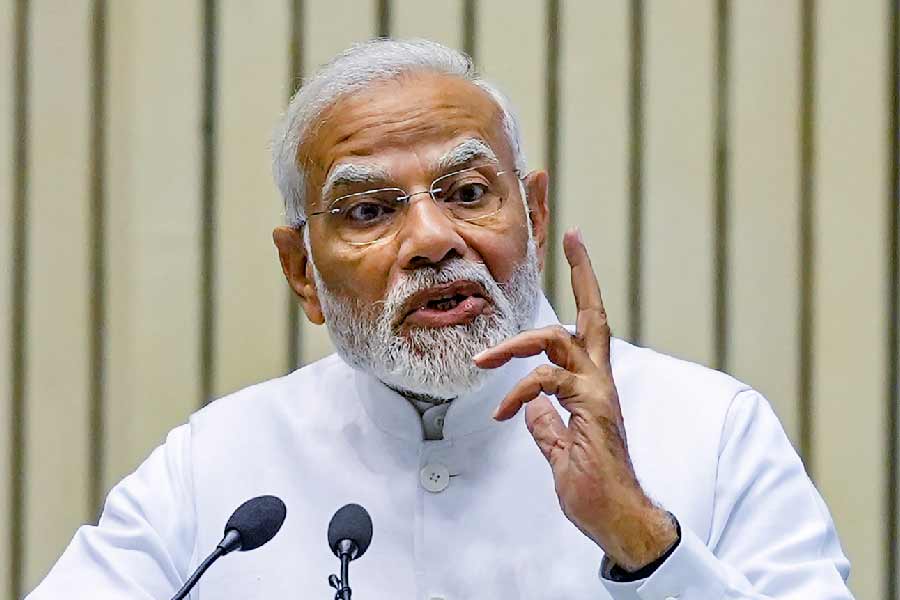 প্রধানমন্ত্রী মোদীর মুখে সাধারণত কোনও বিরোধী দল বা সরকারের প্রশংসা শোনা যায় না।