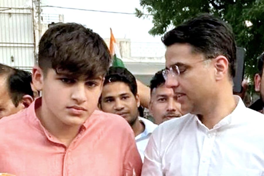 আত্মজ: গোবর্ধন পুজোয় ছেলে আরানের সঙ্গে কংগ্রেস নেতা সচিন পাইলট।