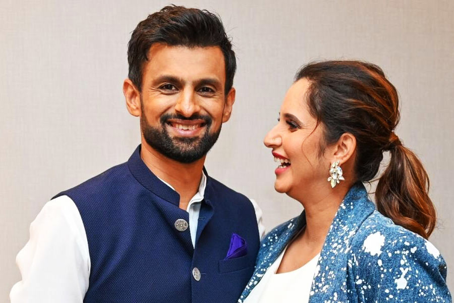 ক্রীড়া জগতের অন্যতম জনপ্রিয় দম্পতি তাঁরা। এক জন ক্রিকেটার, অন্য জন টেনিস তারকা। তা-ও আবার এক জন ভারতের, অন্য জন পাকিস্তানের। সানিয়া মির্জা-শোয়েব মালিকের সম্পর্কের রসায়ন বরাবরই থেকেছে চর্চার কেন্দ্রে।