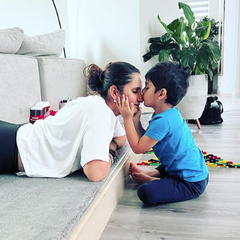 শুধু তাই নয়, ছেলের সঙ্গে একটি ছবিও পোস্ট করেছেন সানিয়া। সে ছবিতে দেখা গিয়েছে ছোট ইজহান মাকে চুমু খাচ্ছে। 