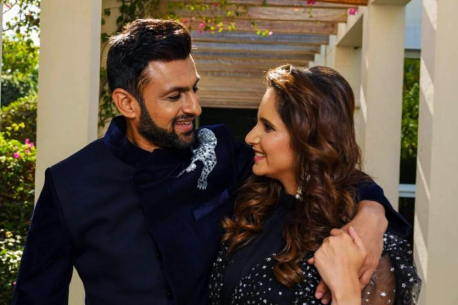 অথচ, সম্পর্কের রসায়ন এমন ছিল না। সানিয়া-শোয়েবকে ক্রীড়া জগতের অন্যতম সেরা জুটি মনে করা হত। ক্রিকেট-টেনিসের এই দাম্পত্য নিয়ে অনুরাগীদের আগ্রহের শেষ ছিল না। দু’জনের সম্পর্কের সবচেয়ে আকর্ষণীয় দিকটি ছিল কাঁটাতার।