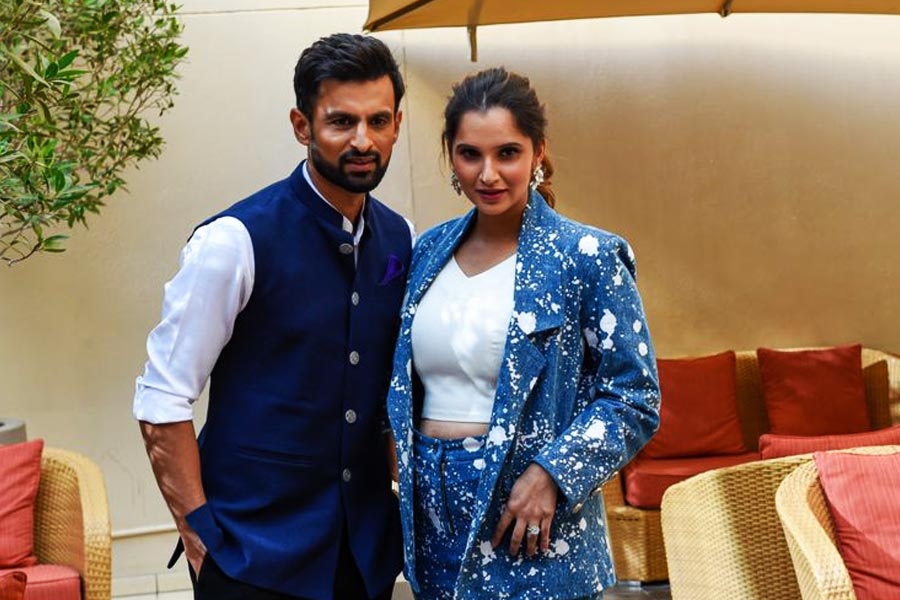 ভারত-পাকিস্তানের পারস্পরিক সম্পর্কে বরাবরই তিক্ততার ছায়া লেগে থাকে। খেলার মাঠে তো তারা চিরপ্রতিদ্বন্দ্বী। সেই পাকিস্তানের ক্রিকেটারের গলাতেই মালা দিয়েছিলেন হায়দরাবাদের টেনিস তারকা। নিন্দকদের কথায় কান দেননি দু’জনের কেউ।