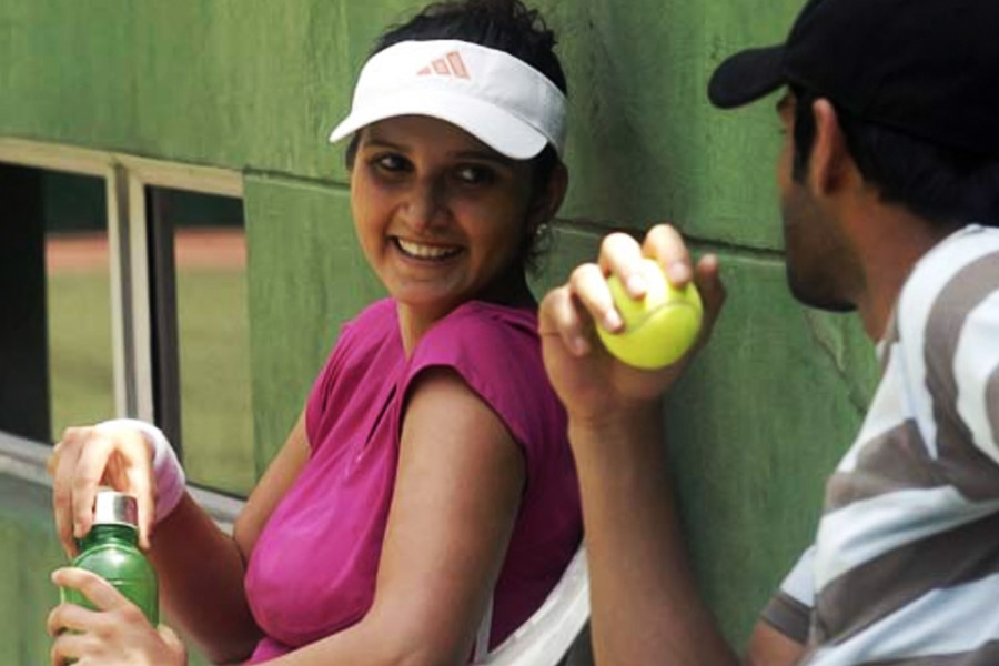 সানিয়া-শোয়েবের প্রথম দেখা হয় ২০০৩ সালে। প্রথম দেখাতেই কিন্তু প্রেম এসে কড়া নাড়েননি তাঁদের দরজায়। বরং সানিয়া পাকিস্তানি ক্রিকেটারকে প্রথম দিকে বড় একটা পাত্তাই দিতেন না। সে কথা সাক্ষাৎকারে নিজেই জানিয়েছেন শোয়েব। একসঙ্গে থাকার সিদ্ধান্ত নিতে তাঁদের ৬ বছর সময় লেগে গিয়েছিল।