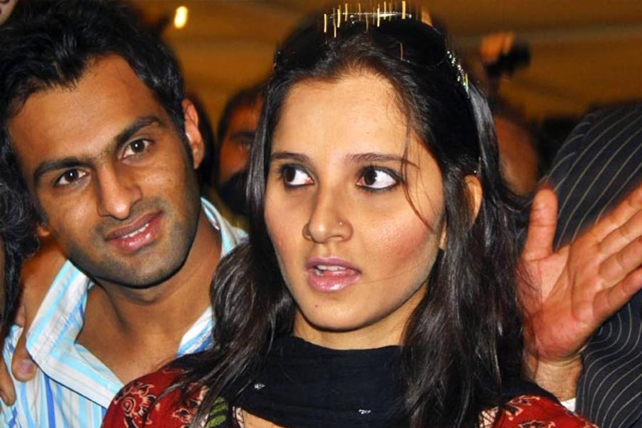 একটি সাক্ষাৎকারে সানিয়া জানান, ২০০৩ সালে ভারতে খেলতে এসেছিল পাকিস্তান দল। তখন দিল্লিতে তাঁদের প্রথম দেখা হয়। খুব সাধারণ কথাবার্তা হয়েছিল দু’জনের মধ্যে। তবে সেই আলাপের পর থেকেই দু’জনের যোগাযোগের সূত্রপাত।