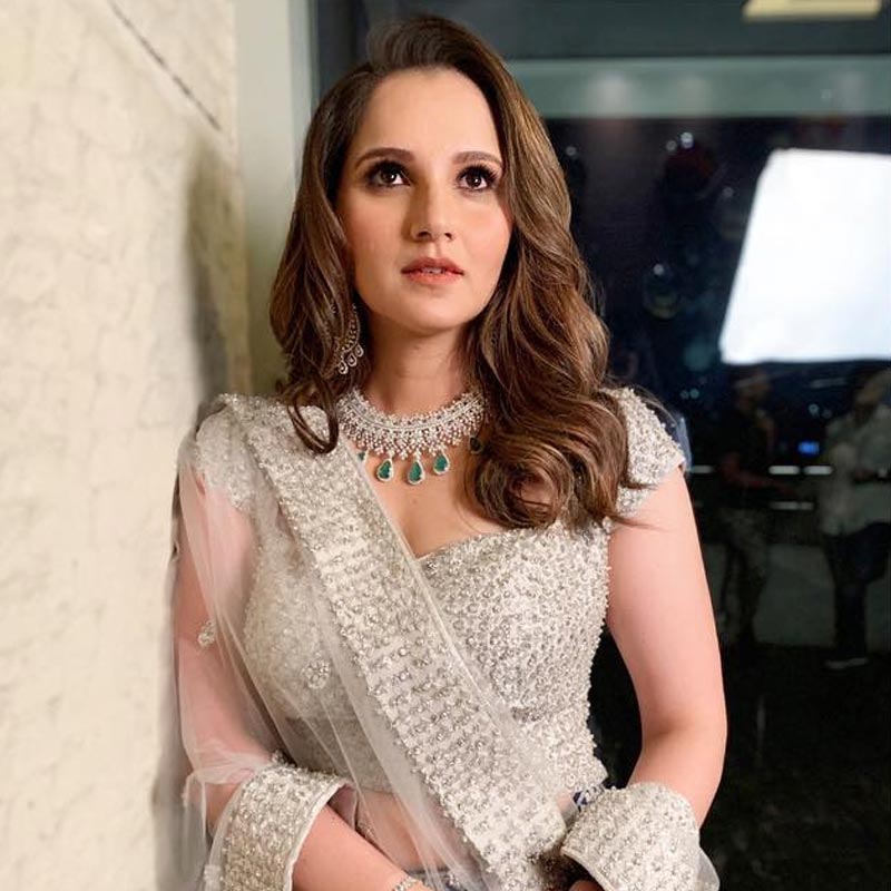 শোয়েব বা সানিয়া তাঁদের সম্পর্ক নিয়ে কখনও প্রকাশ্যে মুখ খোলেননি। ঘরের বাইরেও সানিয়ার সময়টা ভাল যাচ্ছে না। এ বছর ইউএস ওপেনে খেলে অবসর নেবেন বলে জানিয়েছিলেন তিনি। কিন্তু চোটের কারণে এ বারের ইউএস ওপেনে খেলতেই পারবেন না।