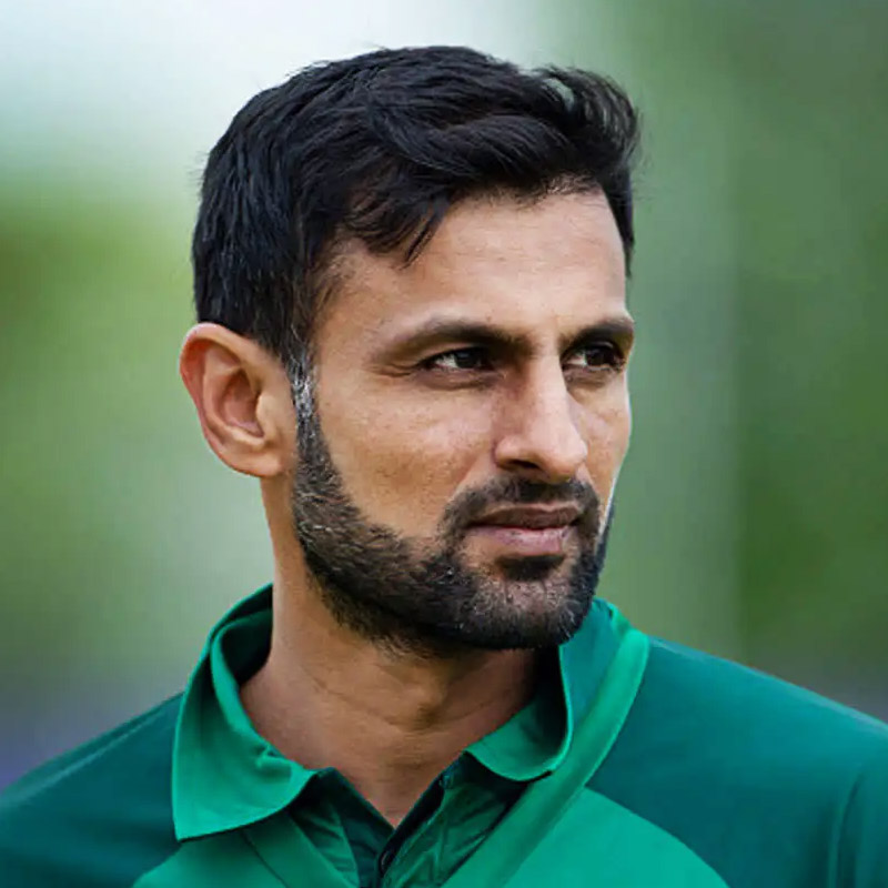 শোয়েবও কম যান না। এক সময় তিনি পাকিস্তান জাতীয় ক্রিকেট দলের অধিনায়ক ছিলেন। ভারতের বিরুদ্ধে খেলাতেও দলকে নেতৃত্ব দিয়েছেন। গত বছর টি-টোয়েন্টি বিশ্বকাপেও খেলেছিলেন তিনি। তবে এ বছর বাবর আজ়মের দলে তাঁর জায়গা হয়নি।