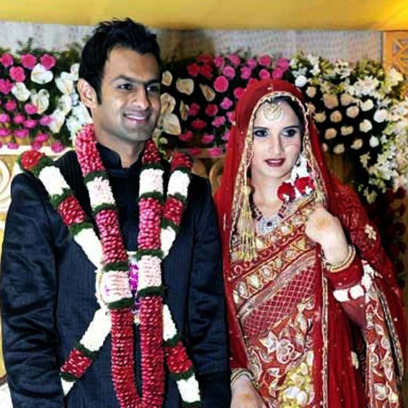 ছেলের ছবির সঙ্গে সানিয়া লিখেছেন, ‘‘যে মুহূর্তগুলো কঠিন সময় পার করে দেয়।’’ এই পোস্টেও ঘর ভাঙার ইঙ্গিত রয়েছে বলে মনে করছেন কেউ কেউ।