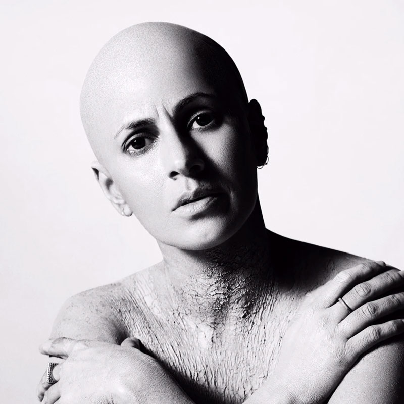 অনাবৃত হয়ে রণবীরের ফোটোশুটের বহু বছর আগেই অবশ্য ক্যামেরার সামনে নিজের সুতোহীন শরীর মেলে ধরেছিলেন স্বপ্না। ২০১৩ সালে পেটা-র হয়ে তাঁকে নগ্ন ফোটোশুটে দেখা গিয়েছিল। জুলাইয়ে রণবীরকে নিয়ে বিতর্কের মাঝেই নেটমাধ্যমে সেই ছবি পোস্ট করেন তিনি। রণবীরের উদ্দেশে খুনসুটিভরা মন্তব্য করতেও ছাড়েননি স্বপ্না। তিনি মনে করিয়ে দিয়েছিলেন, নগ্ন ফোটোশুটে রণবীরের থেকে তিনি দু'দশক এগিয়ে রয়েছেন।