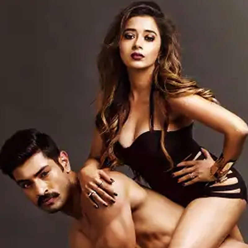 টেলিভিশনের ওই জনপ্রিয় ড্রামা সিরিজ় করার আগেই একটি নগ্ন ফোটোশুট করেছিলেন অঙ্কিত। সেই ২০১৭ সালে। এত বছর পর সে ছবি ভেসে উঠেছিল নেটমাধ্যমে। তবে রণবীরের মতো সে ছবিতে একলা নন তিনি। সে ছবিতে দেখা গিয়েছে, মেদহীন পেশল অঙ্কিতের পিঠে স্বল্পাবাসে আশ্রয় নিয়েছেন টিভি-তারকা টিনা দত্ত।