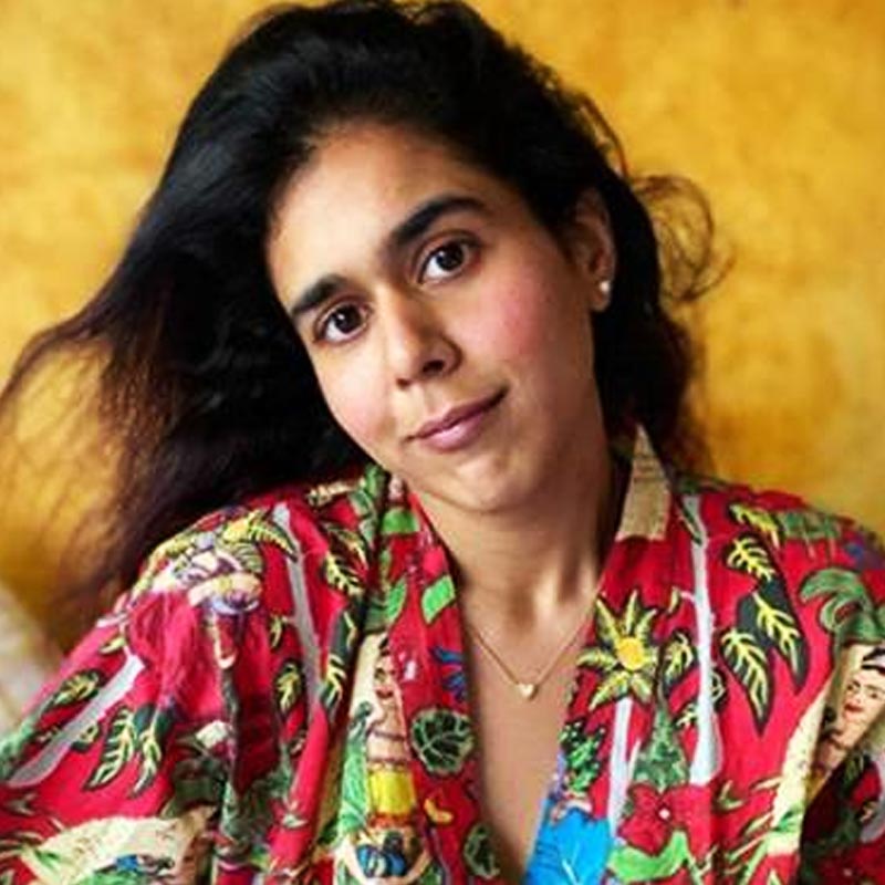 ‘মাসাবা মাসাবা’ সিরিজ়ে মাসাবা গুপ্তের সেই প্রিয় বন্ধুকে মনে রয়েছে? সেই চরিত্রে ছিলেন র‌্যতশা রাঠৌর। ছোট পর্দার পাশাপাশি ইনস্টাগ্রামের মতো নেটমাধ্যমেও তুমুল জনপ্রিয় তিনি। কুণাল রায় কপূরের সঙ্গে দুটো বলিউডি ছবিতেও নজর কেড়েছিলেন র‌্যতশা। গত বছর আবার নেটফ্লিক্সের ‘কমেডি প্রিমিয়াম লিগ’-এ হইচই ফেলে দিয়েছিলেন।