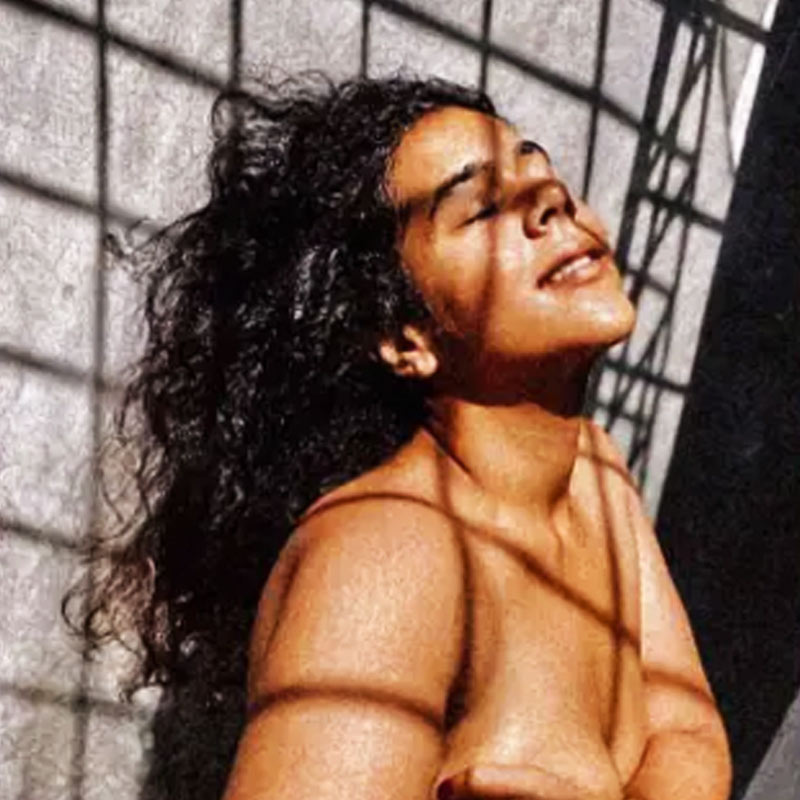 নারীদেহের সৌন্দর্য বলতে যে গতেবাঁধা ধারণা পুষে রেখেছে সমাজের একাংশ, তা ভেঙে চুরমার করে দিয়েছেন র‌্যতশা। লকডাউনের সময় তাঁর নানা পোস্টে ‘বডি পজ়িটিভিটি’-র কথা বলেছেন। জানুয়ারিতে তাঁকে দেখা গিয়েছিল, এক বান্ধবীর সঙ্গে নগ্ন ছবির শুটে। ইনস্টাগ্রামের ওই ছবি পোস্ট করে র‌্যতশার সাফ বার্তা— যে আকারের অথবা তথাকথিত খুঁতেভরাই হোক না কেন, সব দেহই সুন্দর।