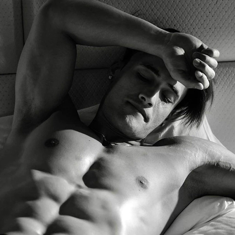 রণবীরের আগেই নগ্ন ফোটোশুট করেছিলেন রিয়াজ়। তবে রণবীরের নিরাবরণ ছবি ভাইরাল হওয়ার পর ২০১৭ সালে তোলা তাঁর পুরনো সে সব ছবি নেটমাধ্যমে দেখিয়ে দেন এই মডেল। সাদা-কালো সে সব ছবিতে রিয়াজ়ের ‘নিখুঁত’ শারীরিক বিভঙ্গ ধরা পড়েছিল।  