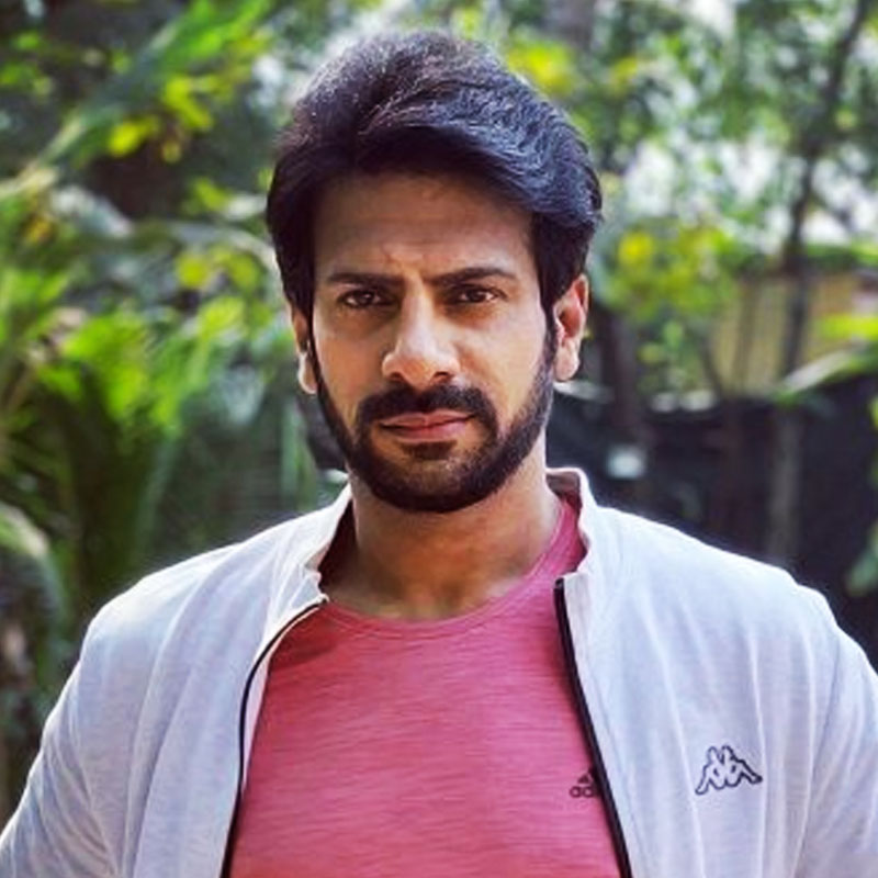 ক্যামেরার সামনে নিজেকে অনাবৃত করায় পিছিয়ে নেন কর্ণবীর মেহরাও। টিভির জনপ্রিয় মুখ কর্ণবীরকে ‘রাগিনী এমএমএস ২’, ‘মেরে ড্যাড কি মারুতি’, ‘ব্লাড মানি’ বা ‘বদমাশিয়াঁ’-র মতো বলিউডি সিনেমাও দেখা গিয়েছে। তা ছাড়া, ‘আমেন’, ‘ইট’স নট দ্যাট সিম্পল’ এবং ‘পয়জন ২’-র মতো ওয়েবসিরিজ়েও কাজ করেছেন তিনি।