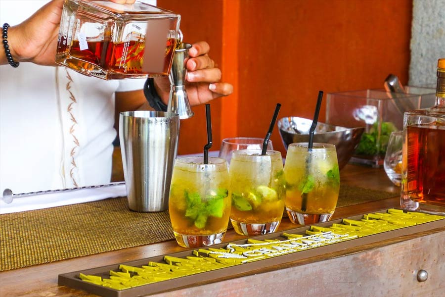 চলতি বছরের সেপ্টেম্বরে গুরগাঁওয়ের এক নামকরা নাইট ক্লাবে বন্ধুদের সঙ্গে গিয়েছিলেন বনবিভাগের এক কর্মী। অভিযোগ, তাঁদের সঙ্গে খারাপ ব্যবহার করে তাঁদের ক্লাব থেকে বার করে দেন বাউন্সাররা।