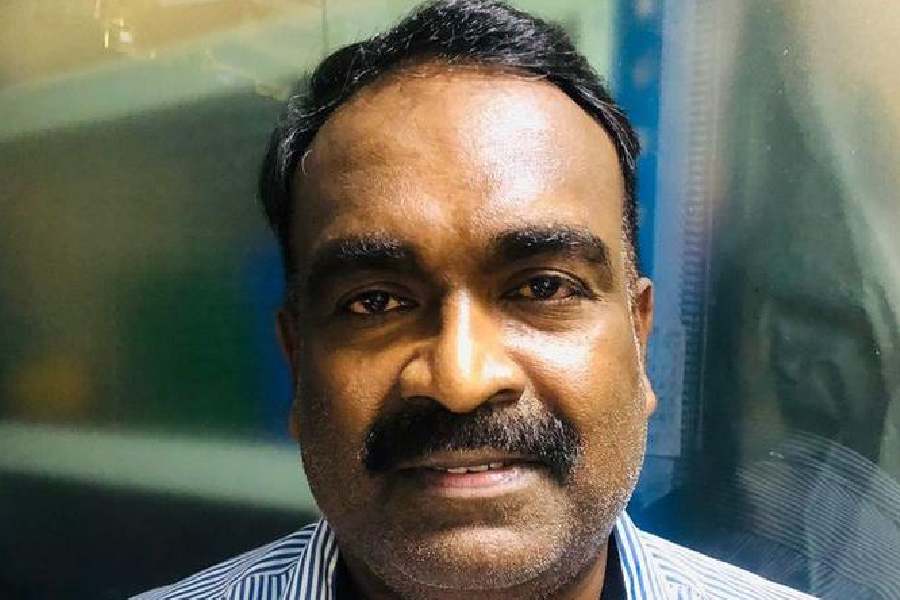 বছর ৪৭-এর সাজেশ কর্মসূত্রে থাকেন দুবাইয়ের আবু ধাবিতে।