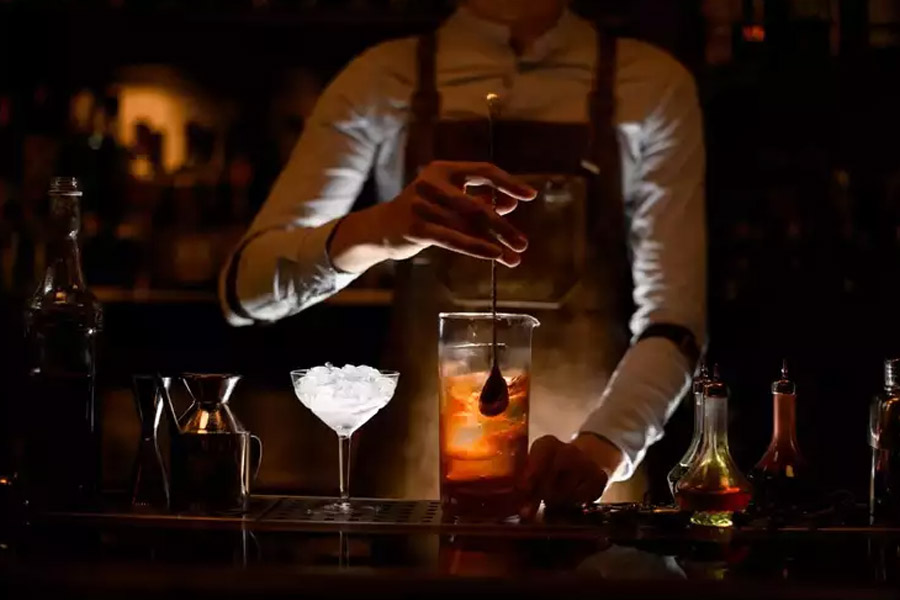 গুরগাঁওয়ের অন্য একটি নাইট ক্লাবের ম্যানেজার-সহ ছ’জন বাউন্সারকে গ্রেফতার করে পুলিশ। অভিযোগ, নাইট ক্লাবে আসা গ্রাহকদের মারধর করে ক্লাবের বাইরে বার করে দেন তাঁরা।