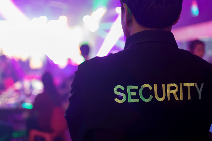 গুরগাঁও শহরে প্রায়শই এই ধরনের ঘটনা ঘটে চলেছে। কখনও কোনও যুগলের সঙ্গে, আবার কখনও সেনাকর্মীর সঙ্গে ঝামেলায় জড়িয়ে পড়ছেন শহরের খ্যাতনামা নাইট ক্লাবগুলির বাউন্সারেরা।