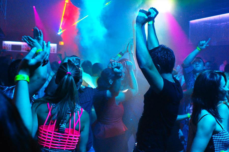 ক্লাবের ম্যানেজার এই প্রসঙ্গে জানান, কাজে নেওয়ার আগে বাউন্সারদের কোনও কঠিন প্রশিক্ষণের মধ্যে দিয়ে যেতে হয় না।