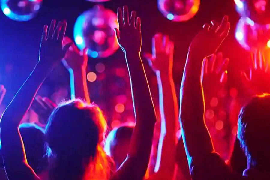 সারা সপ্তাহে বার বা নাইট ক্লাবে বাউন্সার সংখ্যা দু’-তিন জন থাকলেও সপ্তাহান্তে ভিড় বাড়ার কারণে কমপক্ষে নয় থেকে দশ জন বাউন্সারের প্রয়োজন হয়। নাইট ক্লাব বা বারের আয়তন অনুসারে অবশ্য এই সংখ্যা নির্ধারিত হয়।