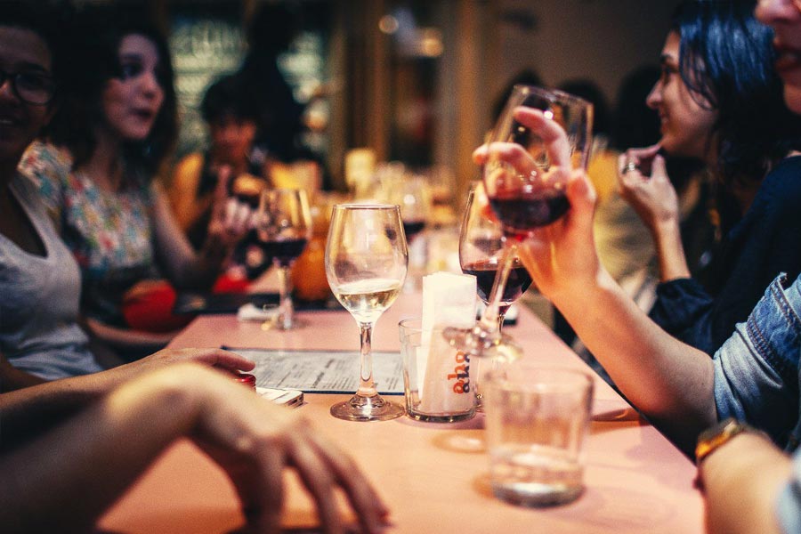 সন্ধ্যা একটু গড়িয়ে গেলে তাঁদের কাজ শুরু হয়। মাঝরাতে যত ক্ষণ পর্যন্ত বার বা নাইট ক্লাব বন্ধ না হচ্ছে, তত ক্ষণ উপস্থিত থাকতে হয় বাউন্সারদের।